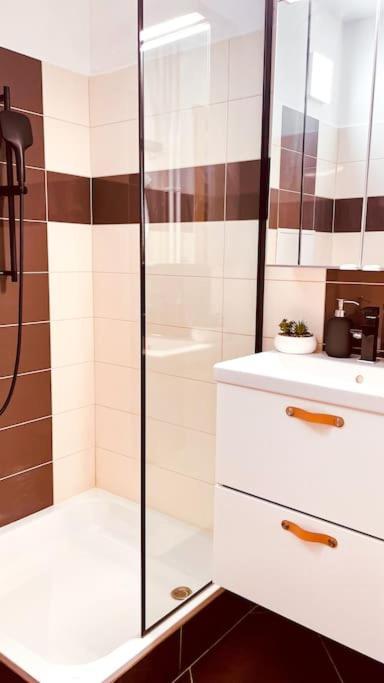 Moderny Apartman S Parkovanim ブラチスラヴァ エクステリア 写真